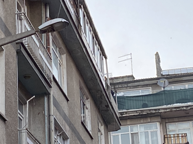 Koruma altına alınan çocuğu geri verilmeyince boğazına bıçak dayadı, evini ateşe verdi