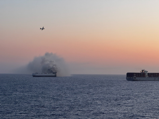 3 binden fazla otomobil taşıyan dev gemide yangın