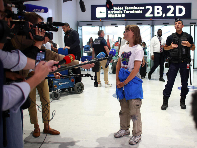 Greta Thunberg, Paris'e kelepçeli geldi