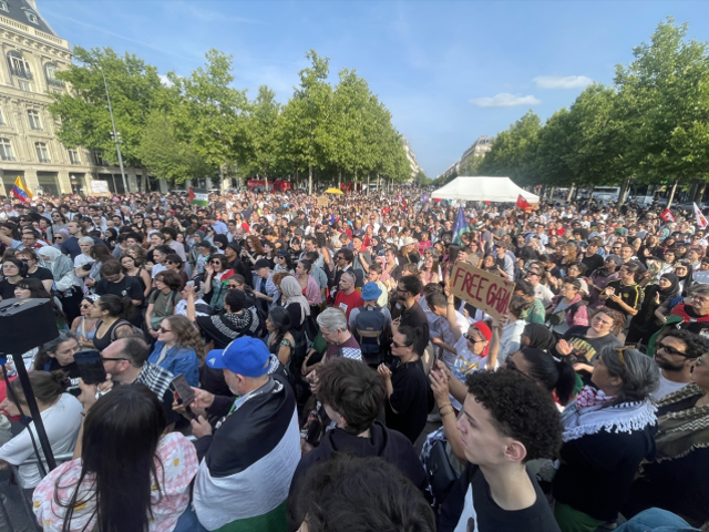 Paris'te on binlerce kişi Madleen aktivistlerinin serbest bırakılması için toplandı