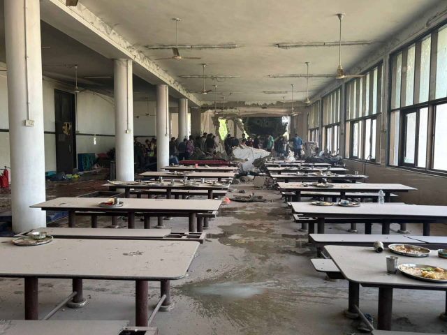 Hindistan'da yerleşim yerine düşen uçağın enkazında 204 kişinin cansız bedenine ulaşıldı