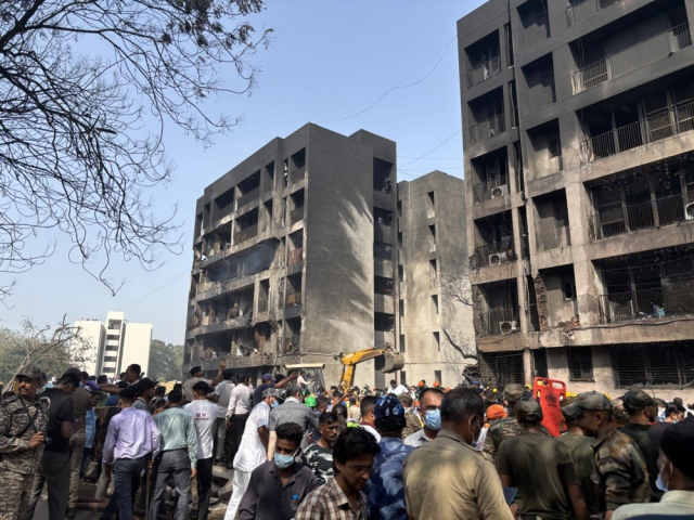 Hindistan'daki Uçak Kazasından Sağ Kurtulan Yolcu: 'Etrafımda Cansız Bedenler Vardı'