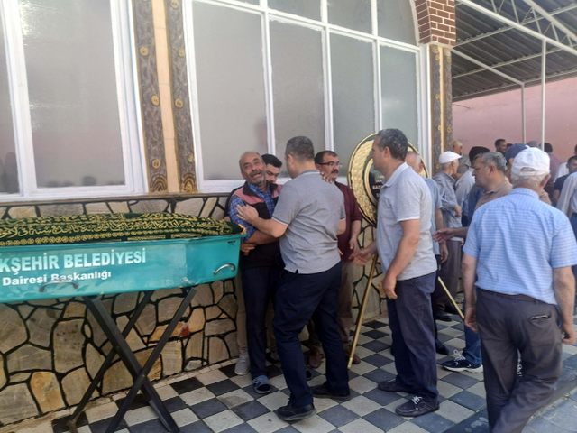Traktör kazasında hayatını kaybeden gencin cenazesi yüzlerce kişinin katılımıyla toprağa verildi