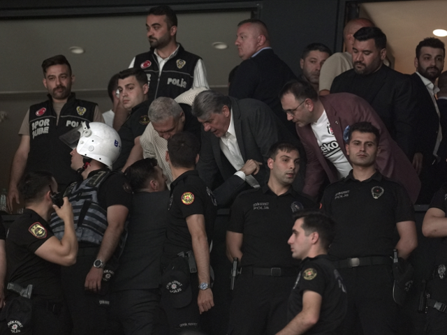 Beşiktaş Fibabanka-Fenerbahçe Beko derbisinde olay! Ali Koç hızla locaya gitti