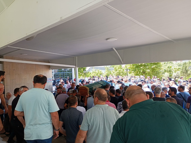 Çocuklarını kurtarmak için atladığı derede boğuldu