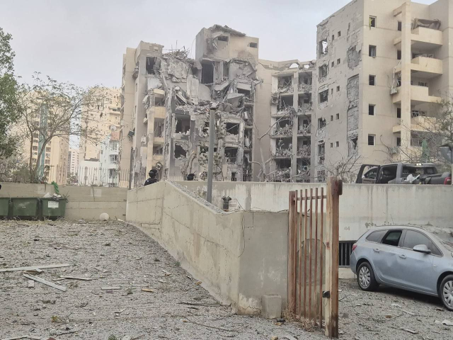İran ateşkes öncesi Beerşeba'ya bomba yağdırdı! 11 ölü, yüzlerce yaralı var