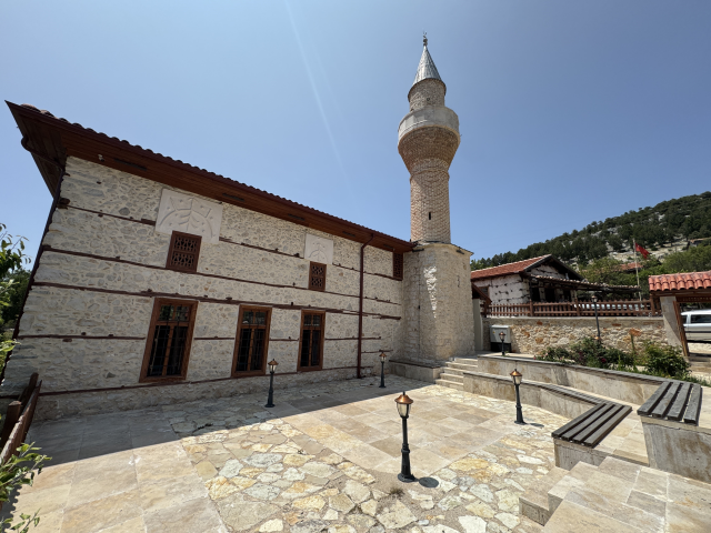 Antalya'nın 15 haneli 50 nüfuslu beton yapı bulunmayan 800 yıllık tarihi köyüne turist akını