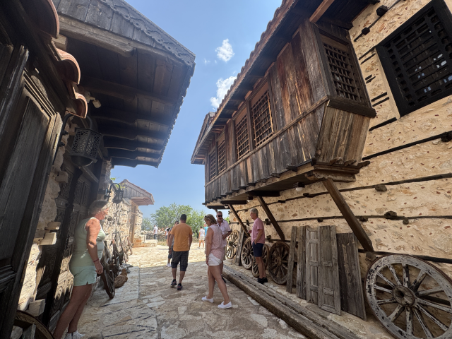 Antalya'nın 15 haneli 50 nüfuslu beton yapı bulunmayan 800 yıllık tarihi köyüne turist akını