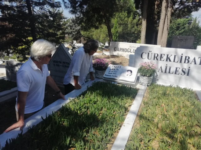 Cüneyt Arkın mezarı başında anıldı! Oğlunun duygusal mesajı dikkat çekti