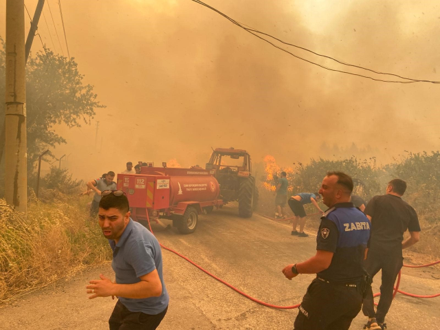 İzmir'deki yangından duygu dolu görüntüler: Mahsur kalanları ekipler böyle kurtardı
