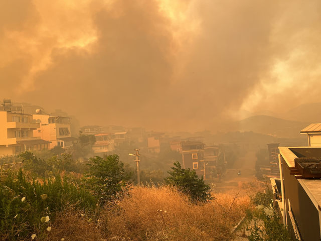 Seferihisar'da alevler evlere yaklaştı! 1 mahalle tahliye edildi