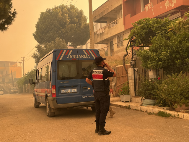 Seferihisar'da alevler evlere yaklaştı! 1 mahalle tahliye edildi