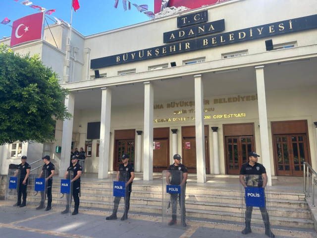 Adana Büyükşehir Belediye Başkanı Zeydan Karalar'ın gözaltına alındığı anlar