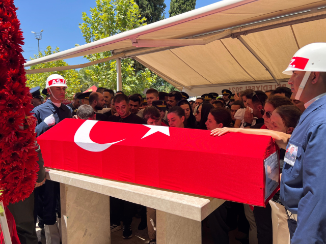 Babası cenazeye sedyeyle getirildi, şehit kızının tabuta son bakışı yürekleri yaktı