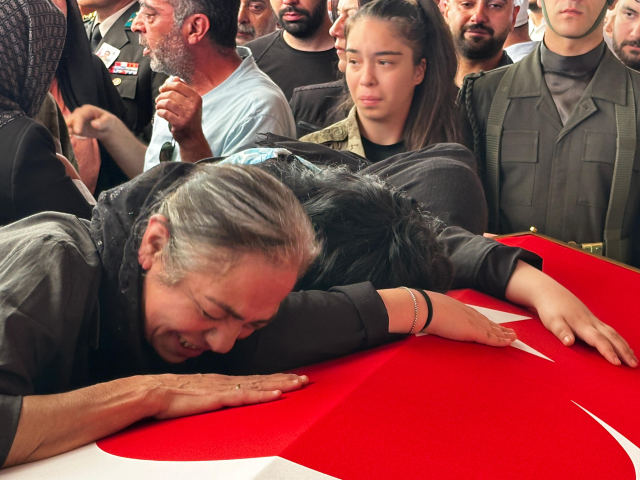 Türkiye kahramanlarını uğurluyor! Şehidin kızından herkesi ağlatan hareket