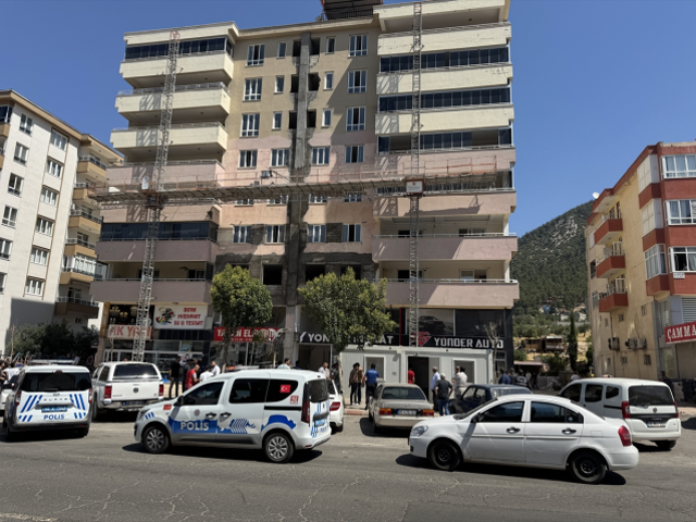 İnşaat iskelesi çöktü: 2 işçi hayatını kaybetti, 1 işçi ağır yaralı