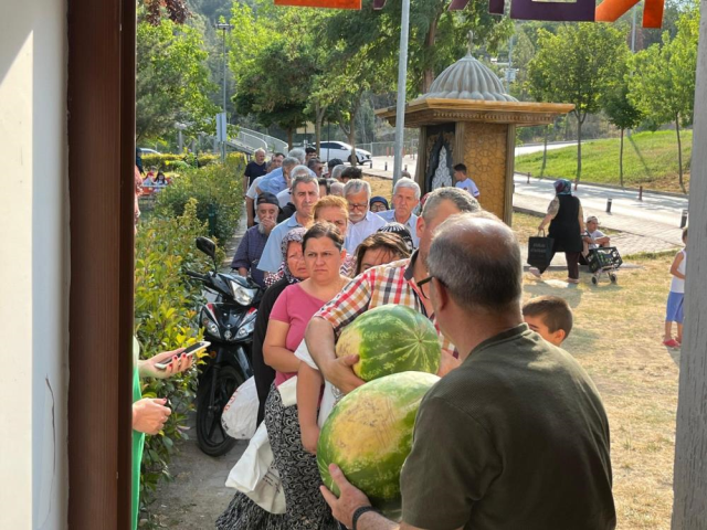 Bedava olduğunu duyan sıraya koştu