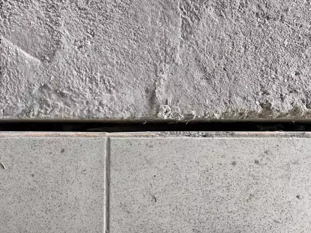 Taş ocağında gerçekleştirilen patlamalarda savrulan taşlardan canlarını zor kurtardılar