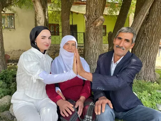 YKS çıkışında babası tarafından çiçekle karşılanan Çimen'den başarılı sonuç