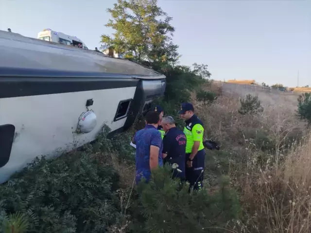 Balıkesir'de yolcu otobüsü şarampole devrildi: 27 yaralı