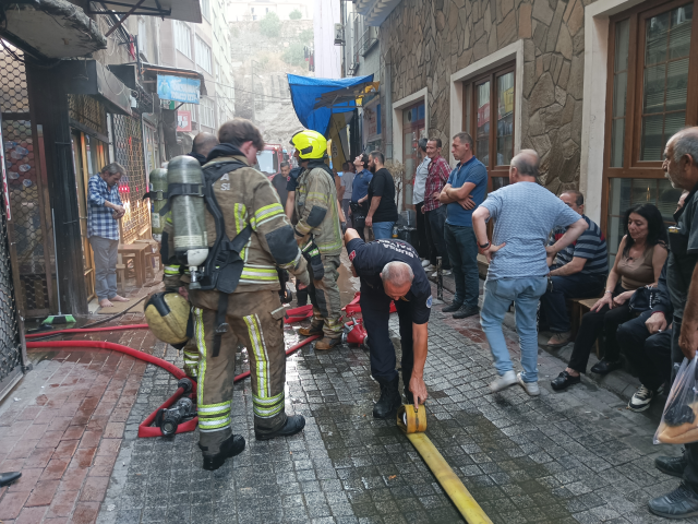 Bursa'da 4 katlı binada çıkan yangında alevler arasında kalan kadını mahalleli kurtardı
