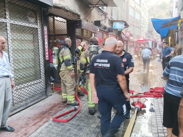 Bursa'da 4 katlı binada çıkan yangında alevler arasında kalan kadını mahalleli kurtardı
