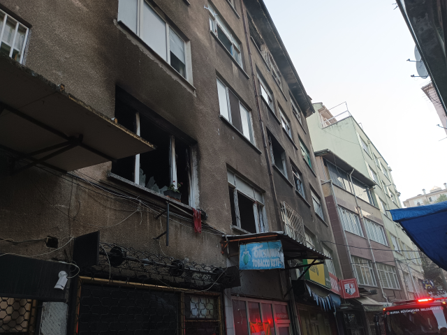 Bursa'da 4 katlı binada çıkan yangında alevler arasında kalan kadını mahalleli kurtardı
