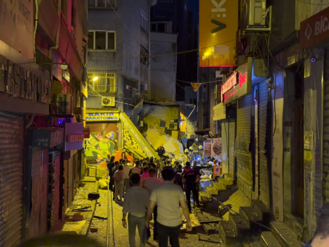 Beyoğlu'nda iki katlı binada meydana gelen patlama anı güvenlik kamerasına yansıdı