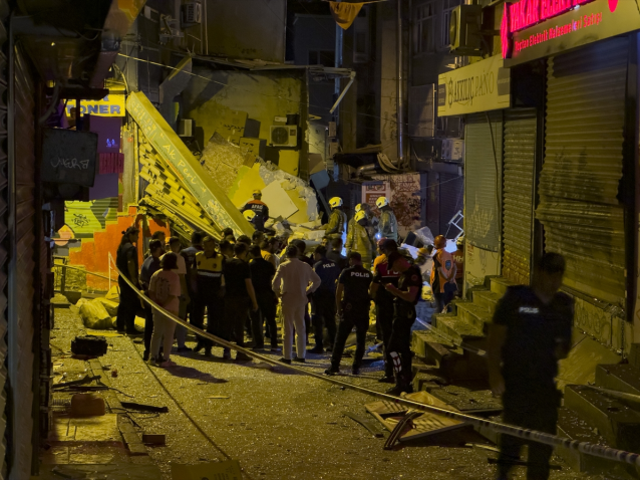 Beyoğlu'nda iki katlı binada meydana gelen patlama anı güvenlik kamerasına yansıdı
