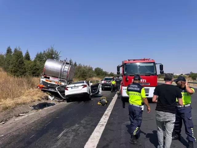 Kamyonla çarpışan otomobil kağıt gibi ezildi: 4 kişi hayatını kaybetti