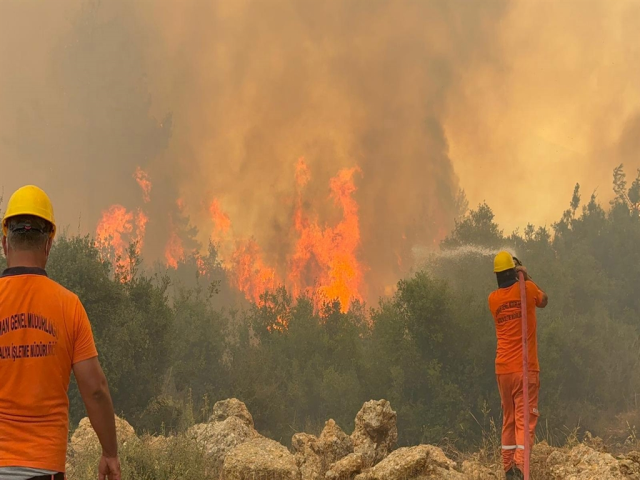 Antalya kabusu yaşıyor! Sıcaklık rekoru kırıldı, 6 noktada orman yangını çıktı