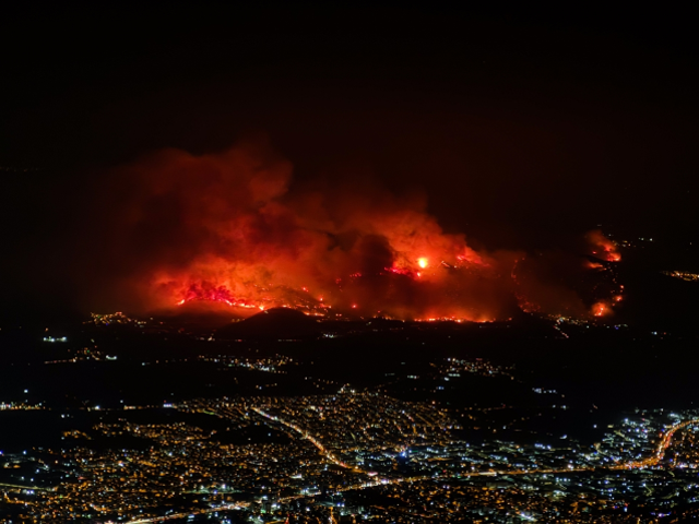 Bursa'da alevler hızla ilerliyor! Makam araçları yanmaktan son anda kurtuldu