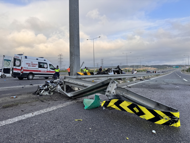 Yön levhasına çarpıp takla attı: Anne öldü, eşi ve 3 çocuğu yaralı
