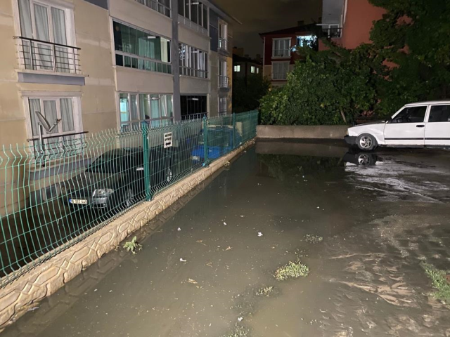 Ankara sular altında! Yollar göle döndü, evleri su bastı