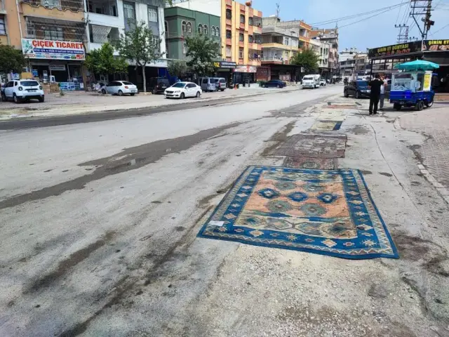 Belediyenin yapmadığı yola esnaftan ilginç çözüm