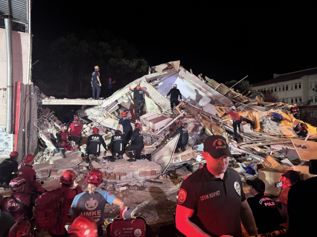 Balıkesir'de 6.1 büyüklüğünde deprem! Enkaz altında kalan 1 kişi hayatını kaybetti Balıkesir'de 6.1 büyüklüğünde deprem! Enkaz altında kalan 1 kişi hayatını kaybetti