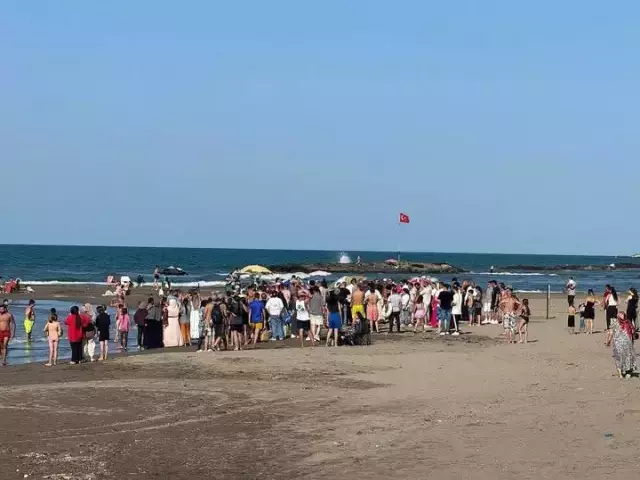 İki arkadaş serinlemek için girdikleri denizde can verdi