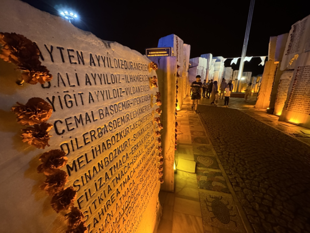 26 yıldır dinmeyen acı! Marmara Depremi'nin yıl dönümünde hayatını kaybedenler anıldı