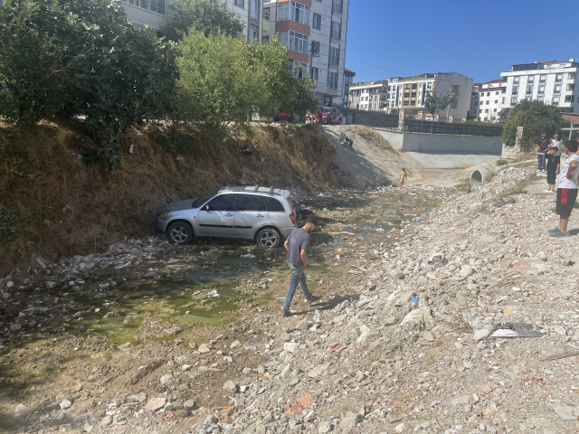 Çocuklar tarafından el freni indirilen araç dereye uçtu