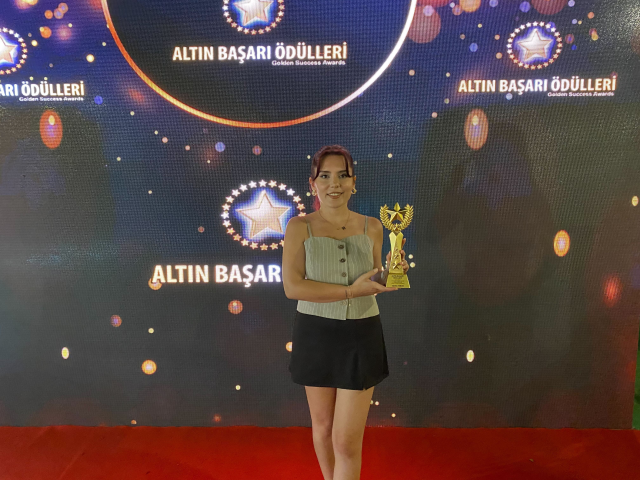 20. Altın Başarı Ödülleri'nde Av. Bedia Teymur 'Yılın En İyi Genel Yayın Yönetmeni' Seçildi 20. Altın Başarı Ödülleri'nde Av. Bedia Teymur 'Yılın En İyi Genel Yayın Yönetmeni' Seçildi