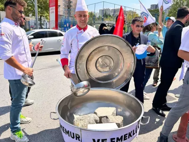 Eylem yapan memurlardan bir garip talep: Teklif edilen zam, Papua Yeni Gine Kinası ile verilsin