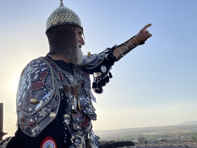 Savaş kıyafetini giydi, Malazgirt Kalesi'ni yeniden fethetti