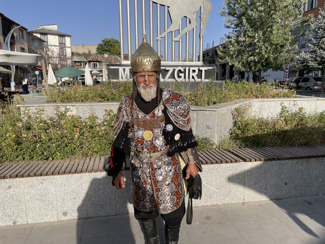 Savaş kıyafetini giydi, Malazgirt Kalesi'ni yeniden fethetti