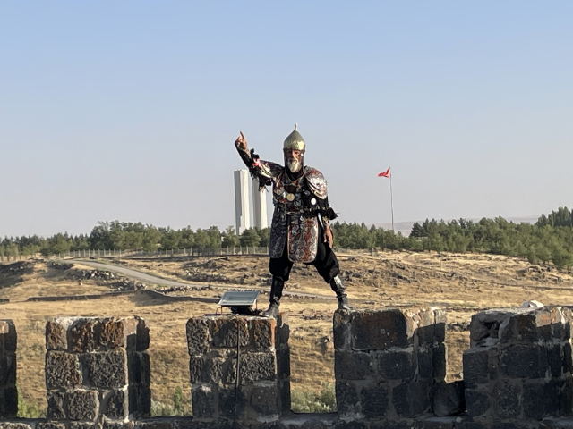 Savaş kıyafetini giydi, Malazgirt Kalesi'ni yeniden fethetti