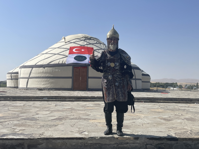 Savaş kıyafetini giydi, Malazgirt Kalesi'ni yeniden fethetti