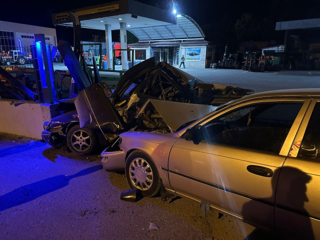 Korkunç kaza kamerada! Direksiyon hakimiyetini kaybedip park halindeki araca çarptı