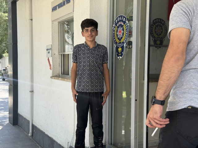 15 yaşındaki Ömer, çöplerin yanında bulduğu servet değerindeki altınları polise teslim etti