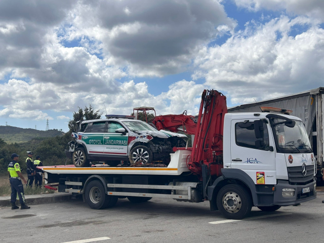 Gişelerde kontrolden çıkan tır jandarma aracına çarptı: 5 yaralı
