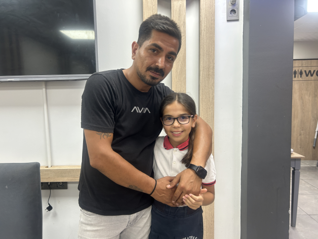 Aracının arkasına yazdığı yazıyla kızının doğum gününü tüm şehre kutlattı