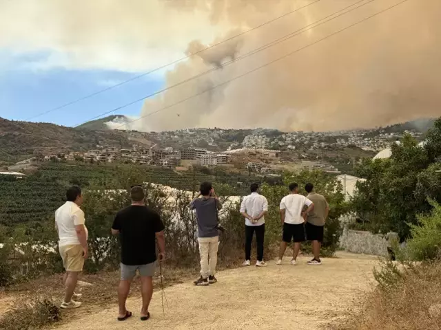 Antalya'daki orman yangını yerleşim yerlerine ulaştı! Onlarca ev tahliye edildi